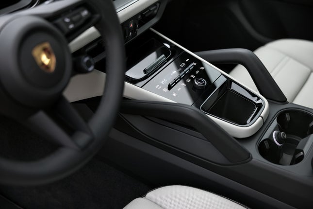 Porsche Cayenne 2024 center console